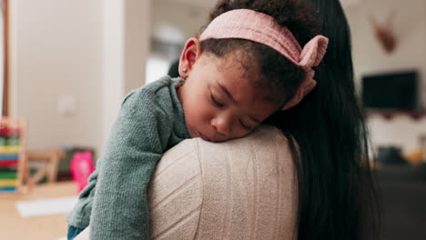 Mamá,-Sosteniendo-A-La-Niña-Dormida-Y-En-Casa-Para-Recibir-Atención