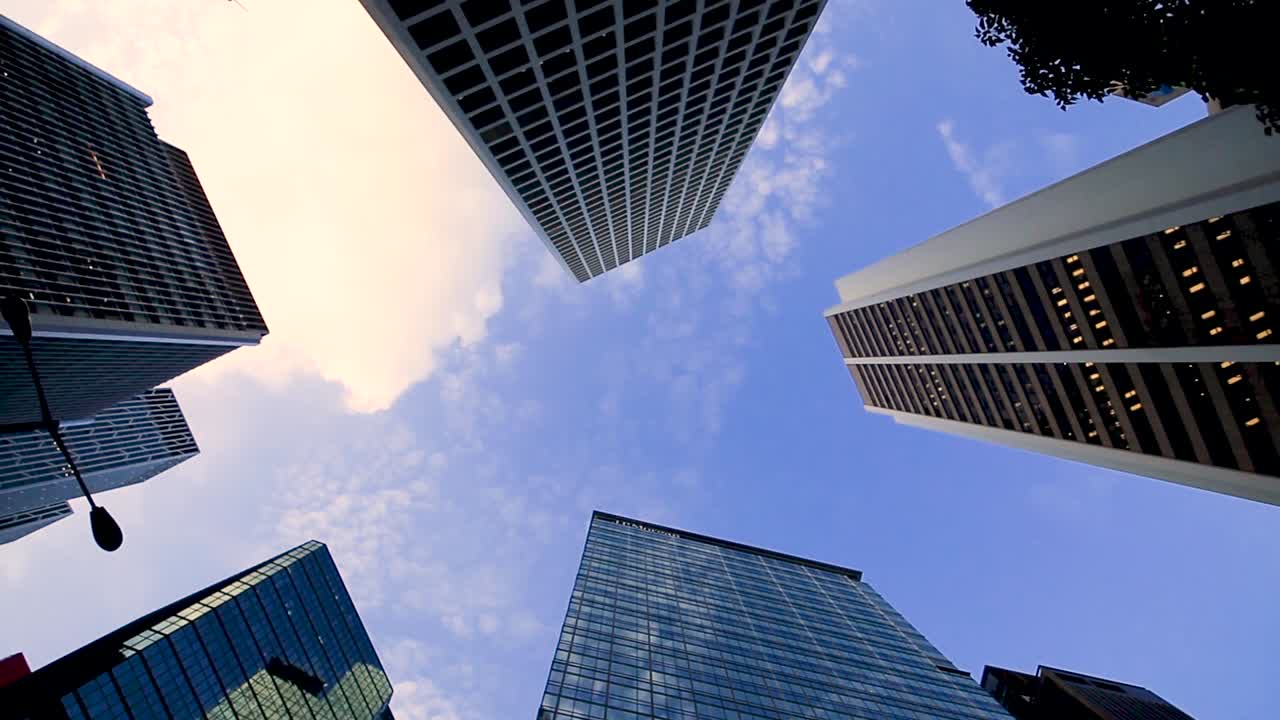 Mirada hacia arriba a modernos rascacielos y el cielo en el centro de Hong Kong.