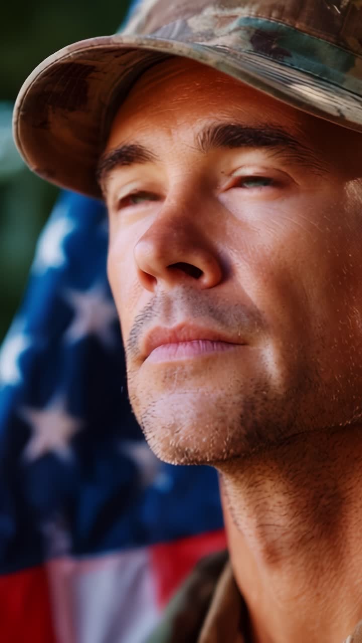 Un soldado de perfil: un momento introspectivo de valor y orgullo con la bandera estadounidense de fondo que captura emociones profundas y patriotismo