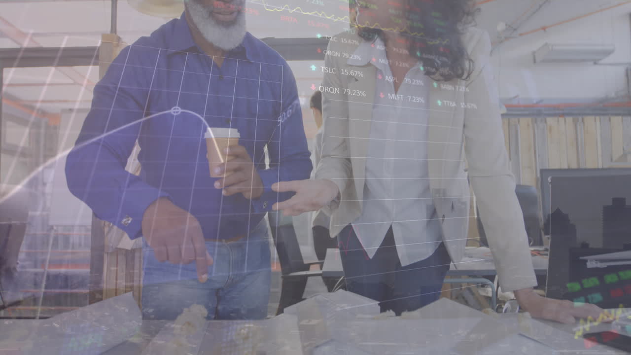animación del procesamiento de datos del mercado de valores contra diversos hombres y mujeres que discuten sobre un plan