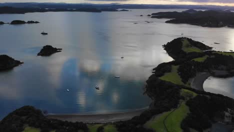 Toma-Escénica-Aérea-De-La-Bahía-De-Las-Islas,-Nueva-Zelanda