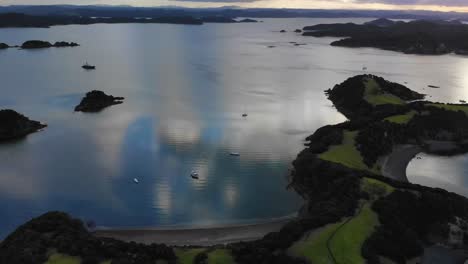 foto panorámica aérea de la bahía de las islas, nueva zelanda