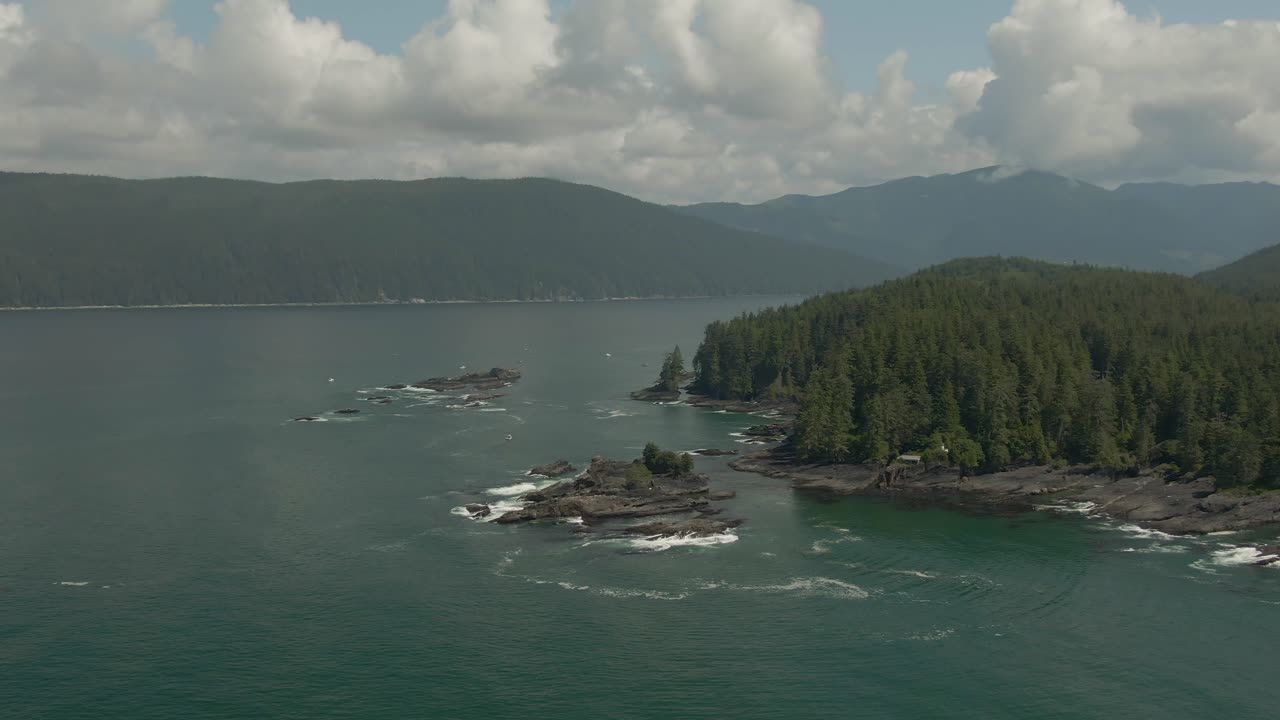 hermosa vista aérea del paisaje de la rocosa costa del océano pacífico en el sur de la isla de vancouver durante un día soleado de verano