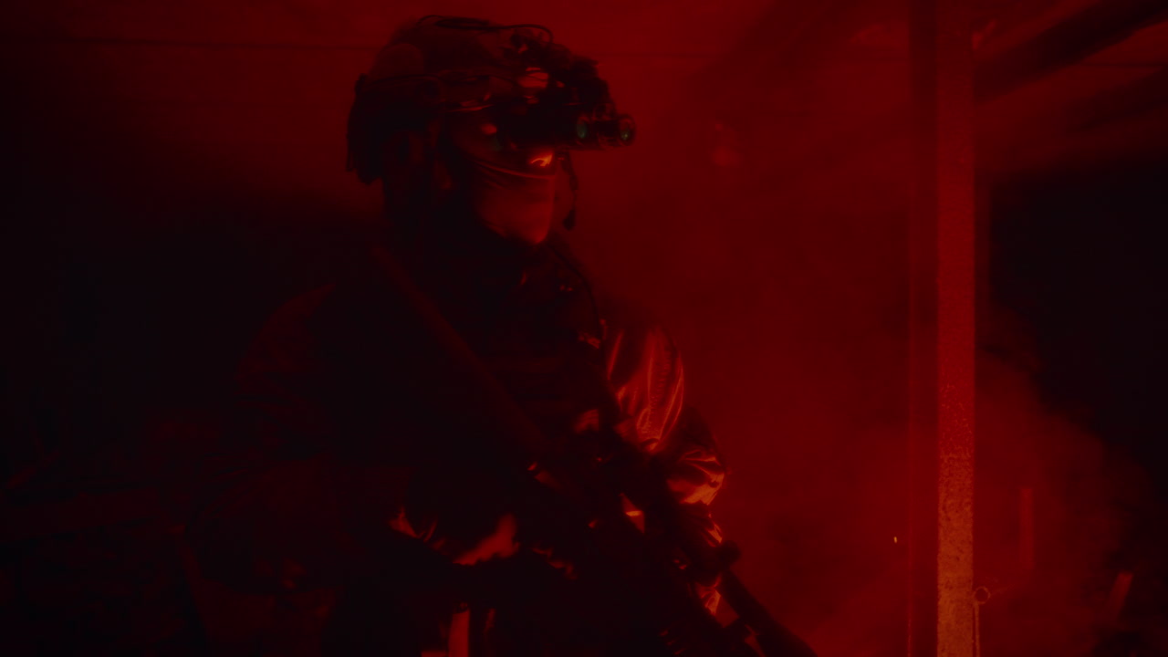 Operazione militare in un ambiente illuminato di rosso