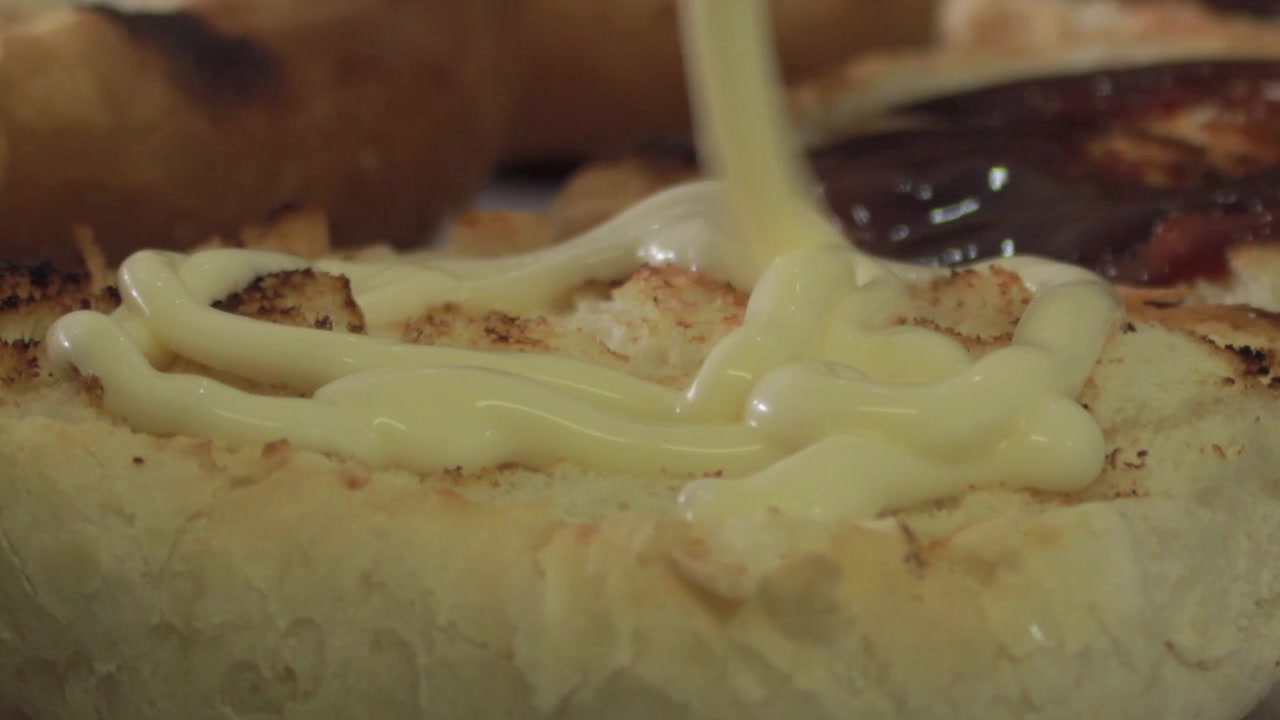 Très gros plan de mayonnaise versée sur un pain grillé