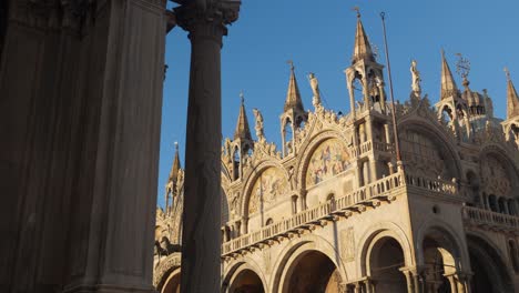 Revelación-De-La-Basílica-De-San-Marcos-En-La-Ciudad-De-Venecia,-Italia.