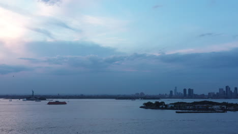 Abenddämmerung-Kurz-Vor-Der-Staten-Island-Ferry-Und-Der-Freiheitsstatue-In-Der-Ferne