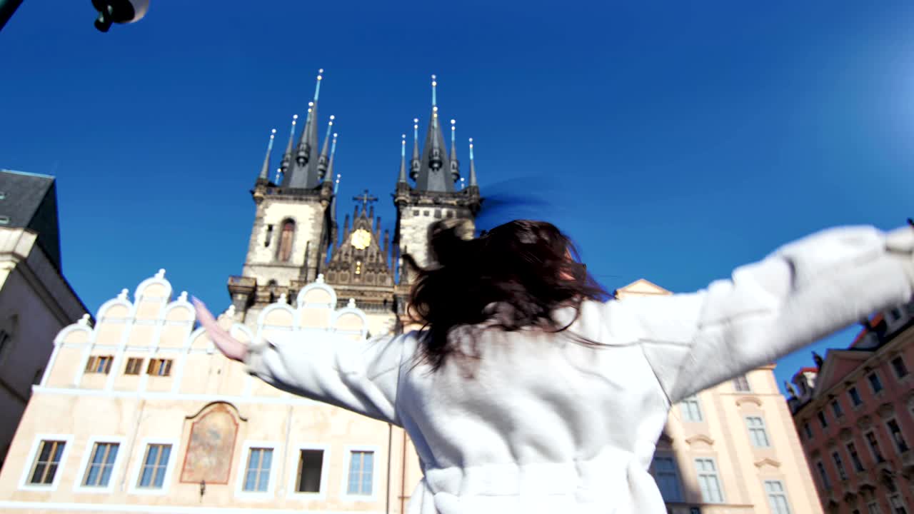 행복한 관광 여성은 재미있는 춤을 추고 배경에서 회전 놀라운 역사적인 성