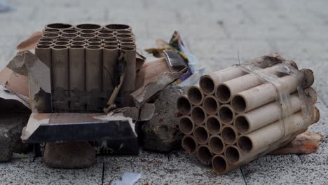 fuegos artificiales quemados, petardos en el pavimento después de una explosión en vacaciones