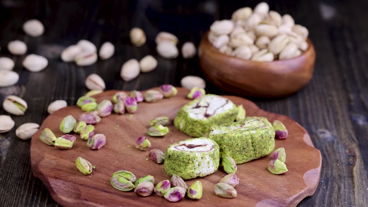 mettere una delizia turca fresca con pistacchi schiacciati e cioccolato su una tavola