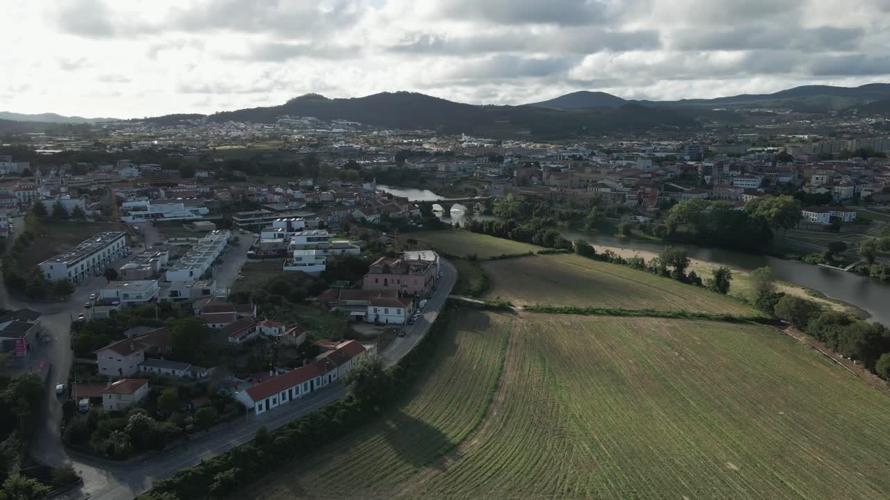 periferia rural-urbana de barcelos con vistas al río y puente medieval