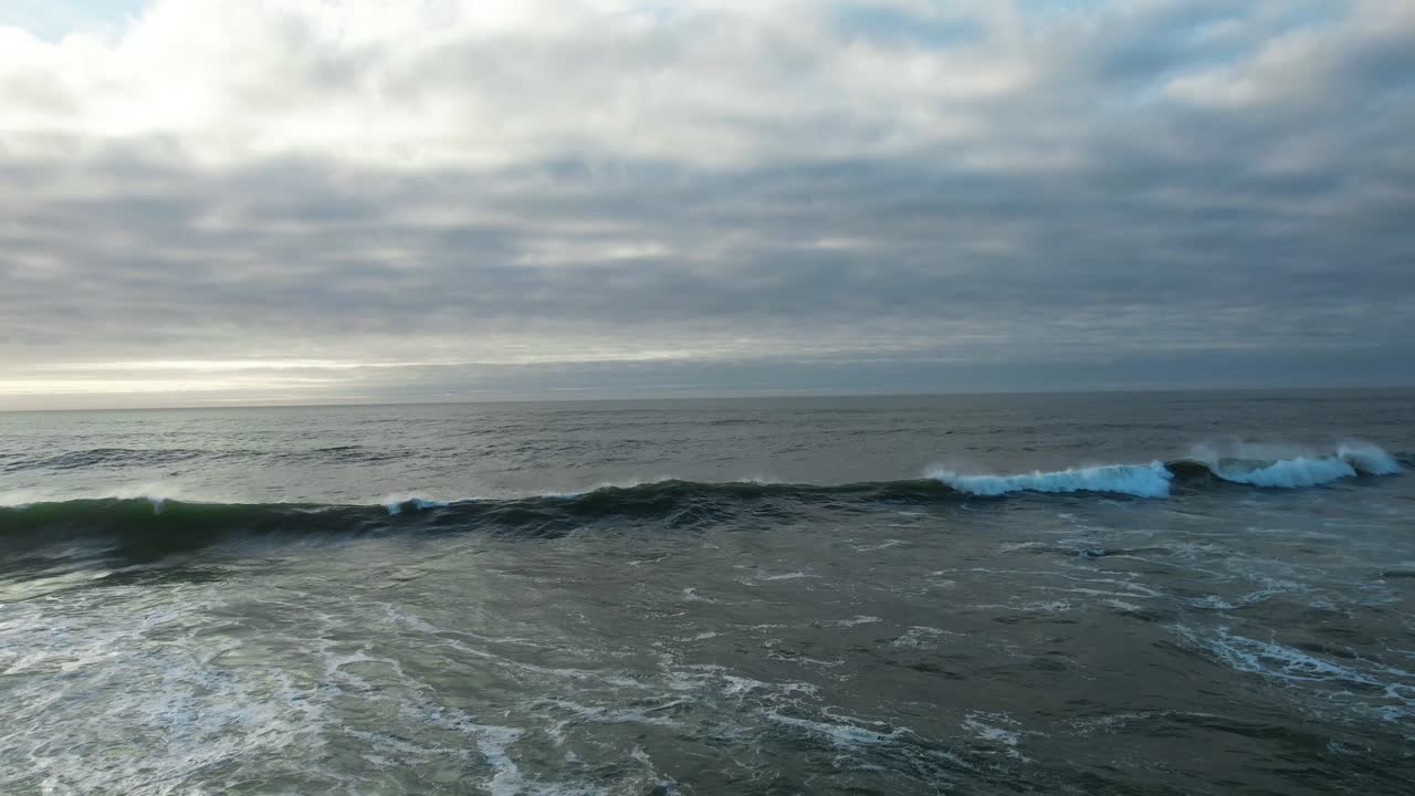 구름과 바다 파도 위를 비행
