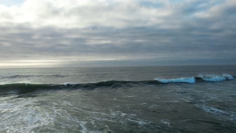 volando sobre las olas del mar con nubes