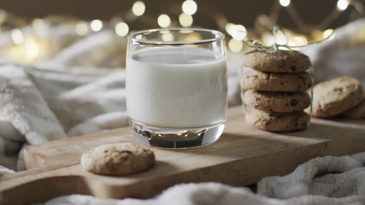 video de galletas de navidad, un vaso de milk y espacio de copia en fondo blanco