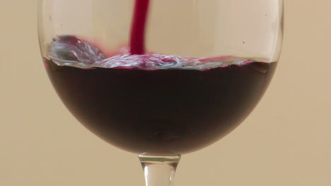 Un-Vertido-De-Vino-Tinto-En-Cámara-Lenta-En-Una-Copa-De-Vino