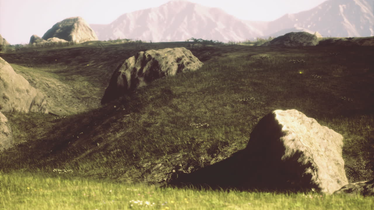 산악 지형과 바위 지형과 빛 아래의 초록색 풀