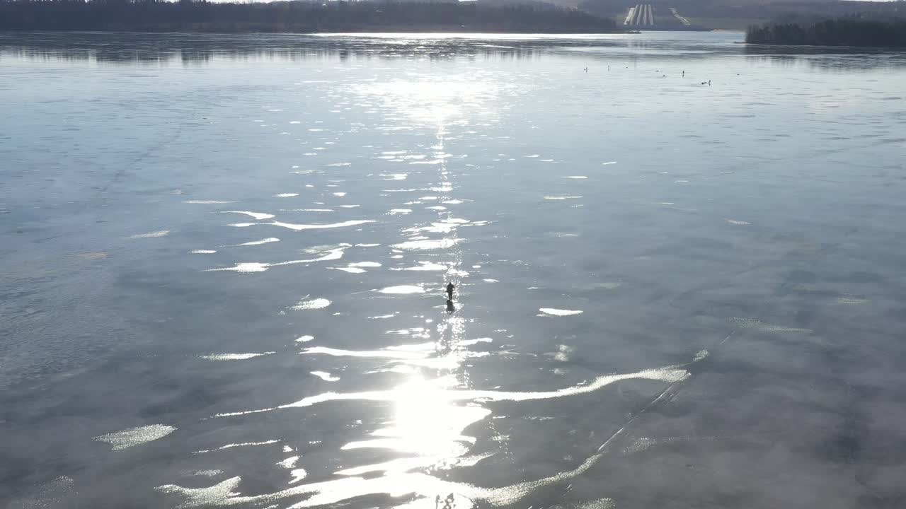 봄에 작은 얼음 위를 걷는 남자