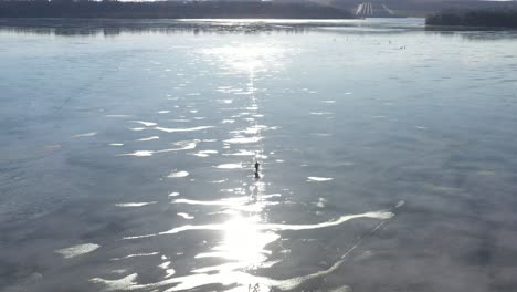 Hombre-Caminando-Sobre-Hielo-Diminuto-En-Primavera