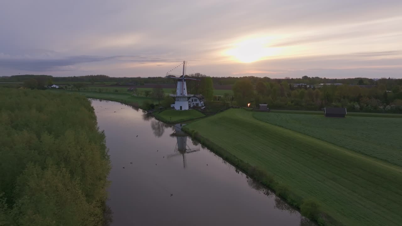 Panorama all'alba del mulino a vento De Vlinder e del fiume Linge, Paesi Bassi