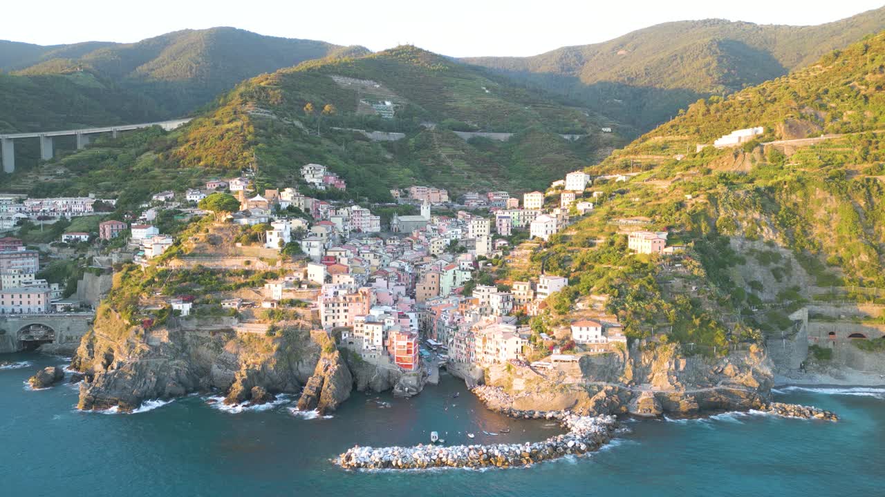 이탈리아 피네 테레 의 리오마조레 위 에서  ⁇ 도 에 있는 공중 사진