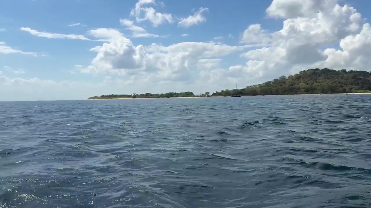 Vista do Litoral de Ilha Tropical de um Barco em Movimento