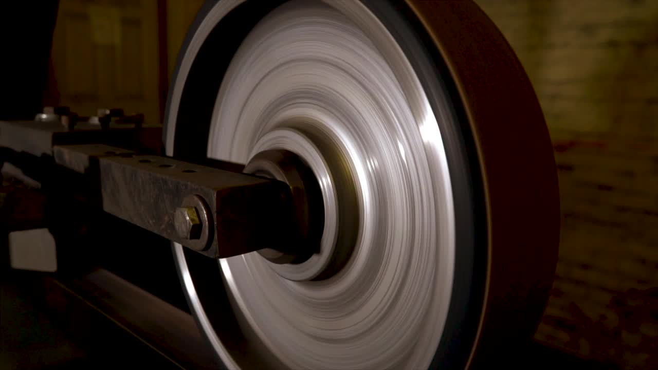 forja de metal de herrero en cámara lenta de 120 fps