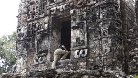 una mujer explora el antiguo y misterioso templo maya