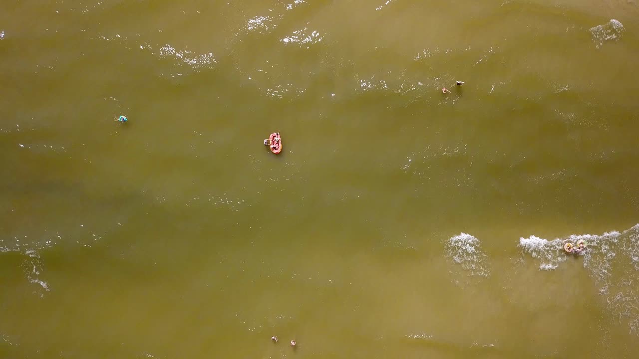 toma aérea de la playa del mar báltico