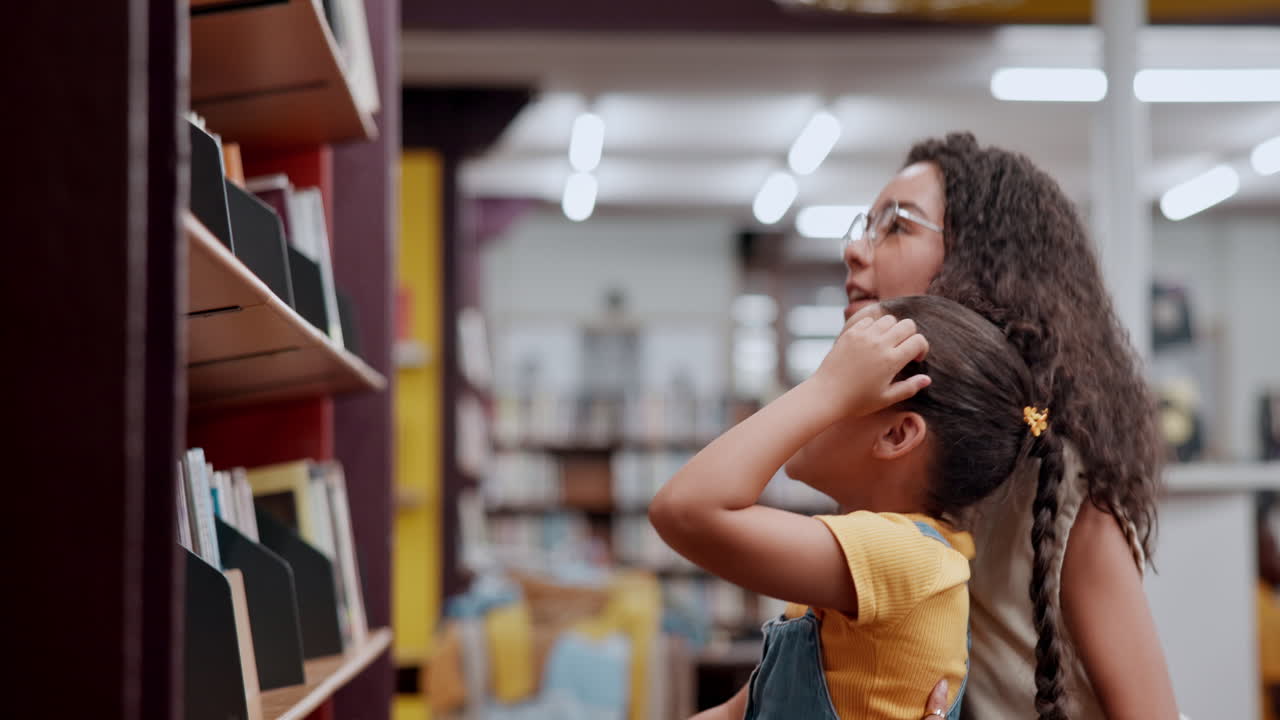 madre e hija en la biblioteca