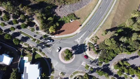 Drone-Sobrevolando-Una-Rotonda-Suburbana-Con-Tráfico-Ligero-En-Australia