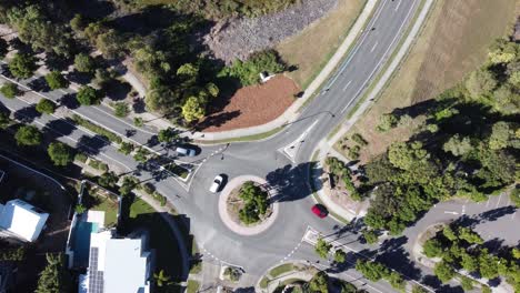 avión no tripulado aspirando sobre una rotonda suburbana con poco tráfico en australia