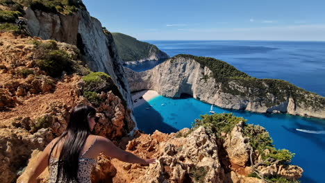 Mujer-Disfrutando-De-Las-Impresionantes-Vistas-De-La-Playa-De-Navagio,-Grecia