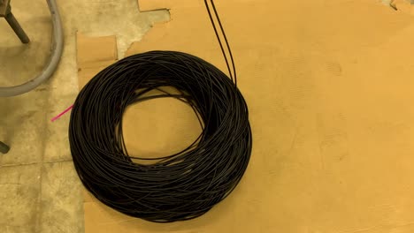 Carretes-De-Goma-Termoplástica-O-Cable-De-Anillo-Cayendo-Al-Suelo-Después-De-La-Producción