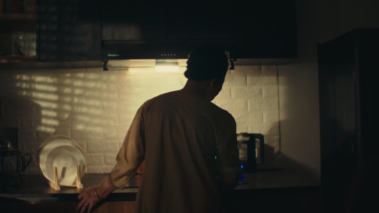 밤 에 부 에서 요리 하는 여자