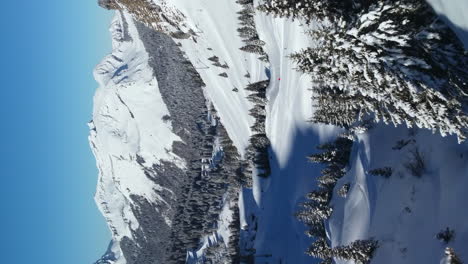 Flug-Am-Frühen-Morgen-Durch-Das-Hinterland,-Skigebiet-Avoriaz,-Frankreich