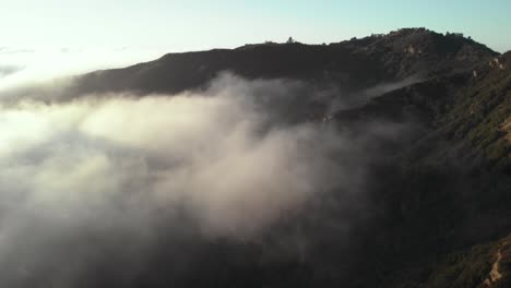 una toma aérea del cañón topanga en malibu en california mientras las nubes se mueven lentamente a través de las colinas temprano en la mañana cuando sale el sol