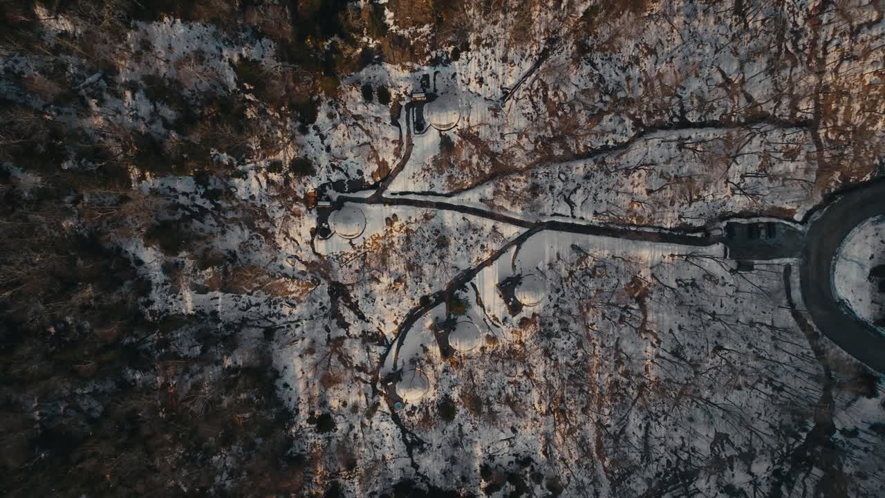 , 캐나다의 산기?? 에 있는 눈 인 숲 위의 스 샤를보이스의
