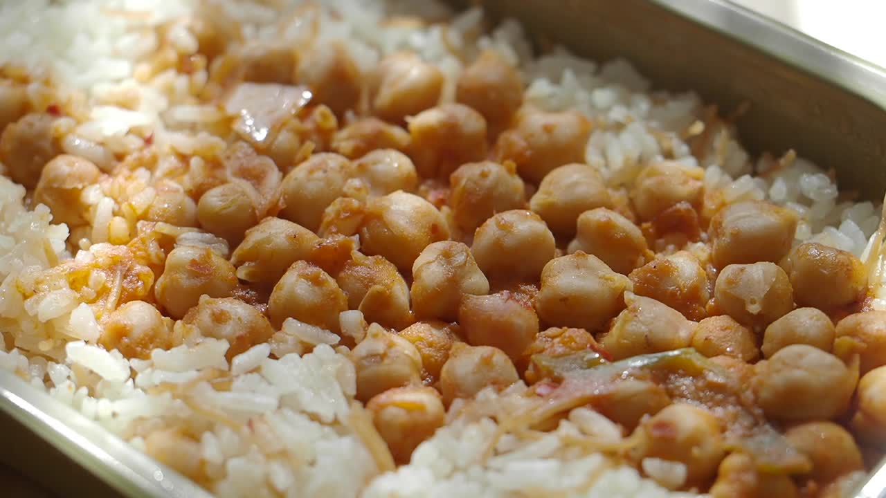 Primo piano di un delizioso piatto di ceci e riso