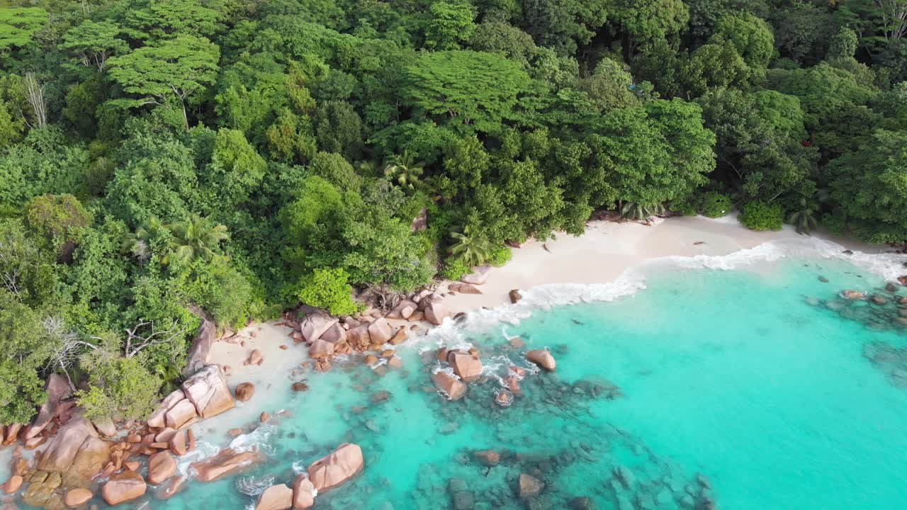Vista aerea delle spiagge più belle e delle acque turchesi delle Seychelles