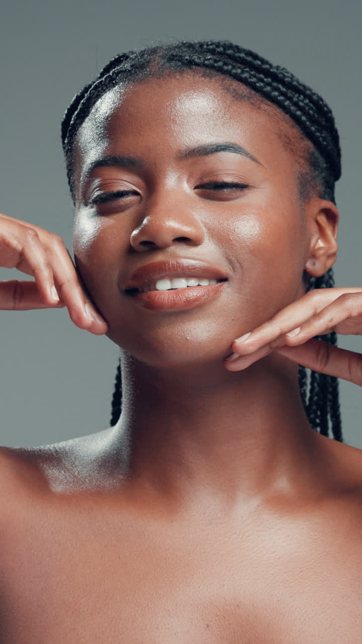 Close de uma jovem negra posando e sorrindo para uma foto de beleza