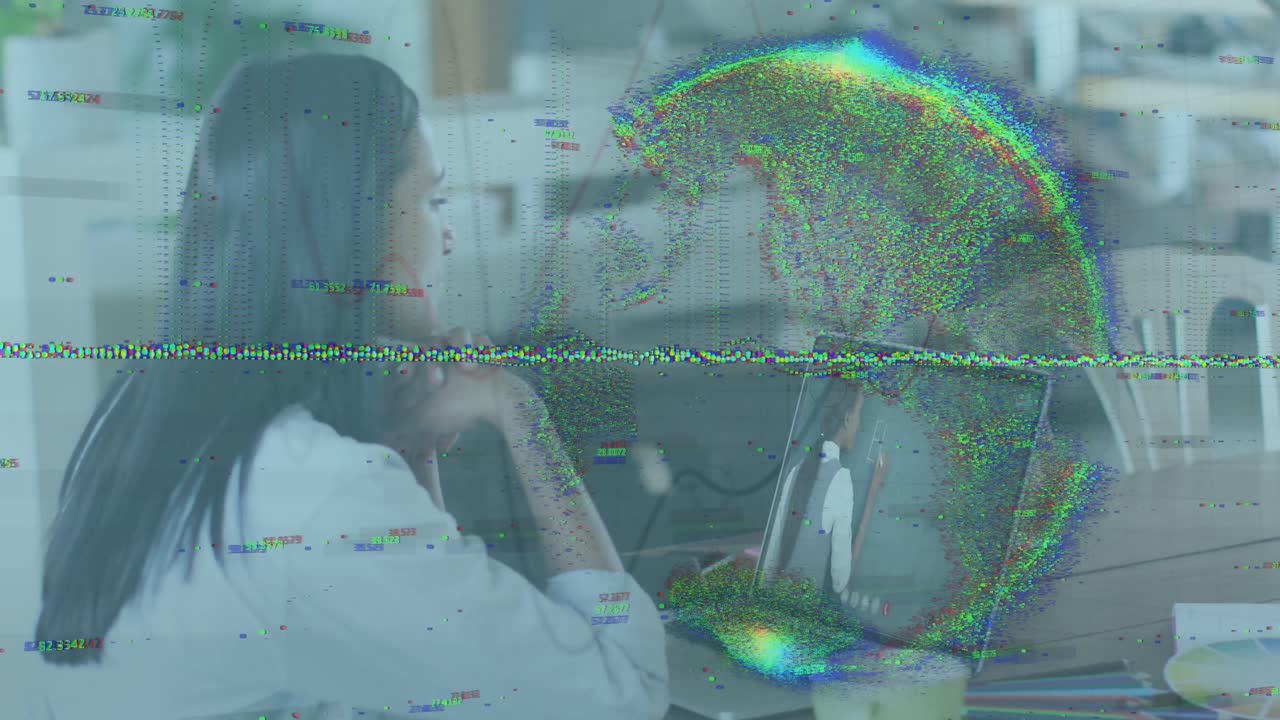 animación de procesamiento de datos y globo sobre mujer de negocios biracial usando computadora portátil