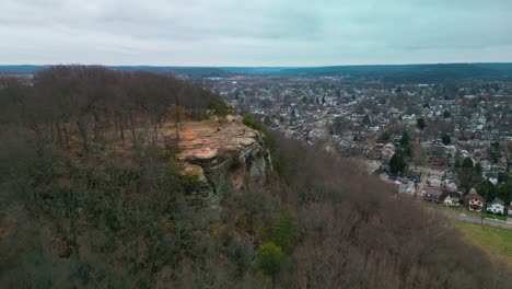 Pan-Volador-Aéreo-Desde-El-Acantilado-De-Roca-Agradable-Del-Monte,-Lancaster,-Ohio