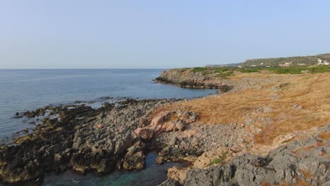 die landschaft am strand von stalis an der bucht von malia auf kreta