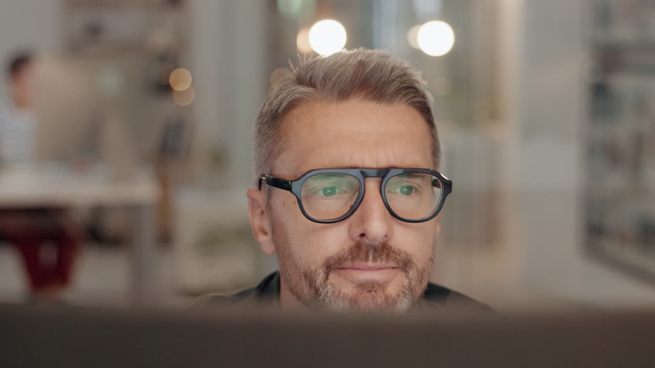 enfoque, maduro y hombre de negocios trabajando