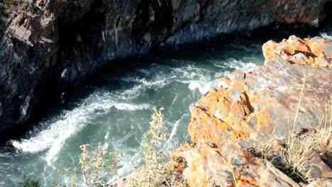 ríos que fluyen en el valle de kirguistán