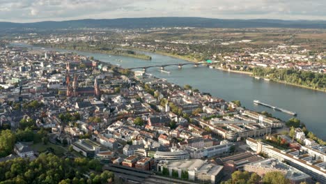 mainz la ciudad de biontech desde una vista aérea de drones con el río rin al fondo en un cálido y soleado día de primavera en marzo de 2021