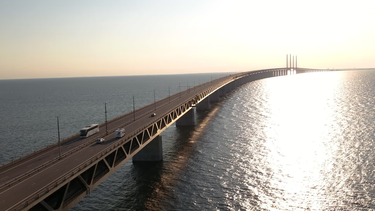 스웨덴 남부 öresundsbridge의 4k 인스파이어 2 드론 영상은 해가 질 때 다리 위로 운전하는 자동차와 클로즈업