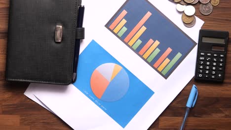 documentos financieros y calculadora en el escritorio