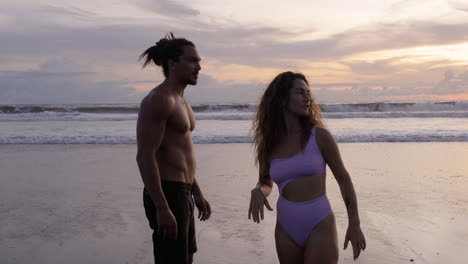 Pareja-Joven,-En,-Traje-De-Baño,-En-La-Playa