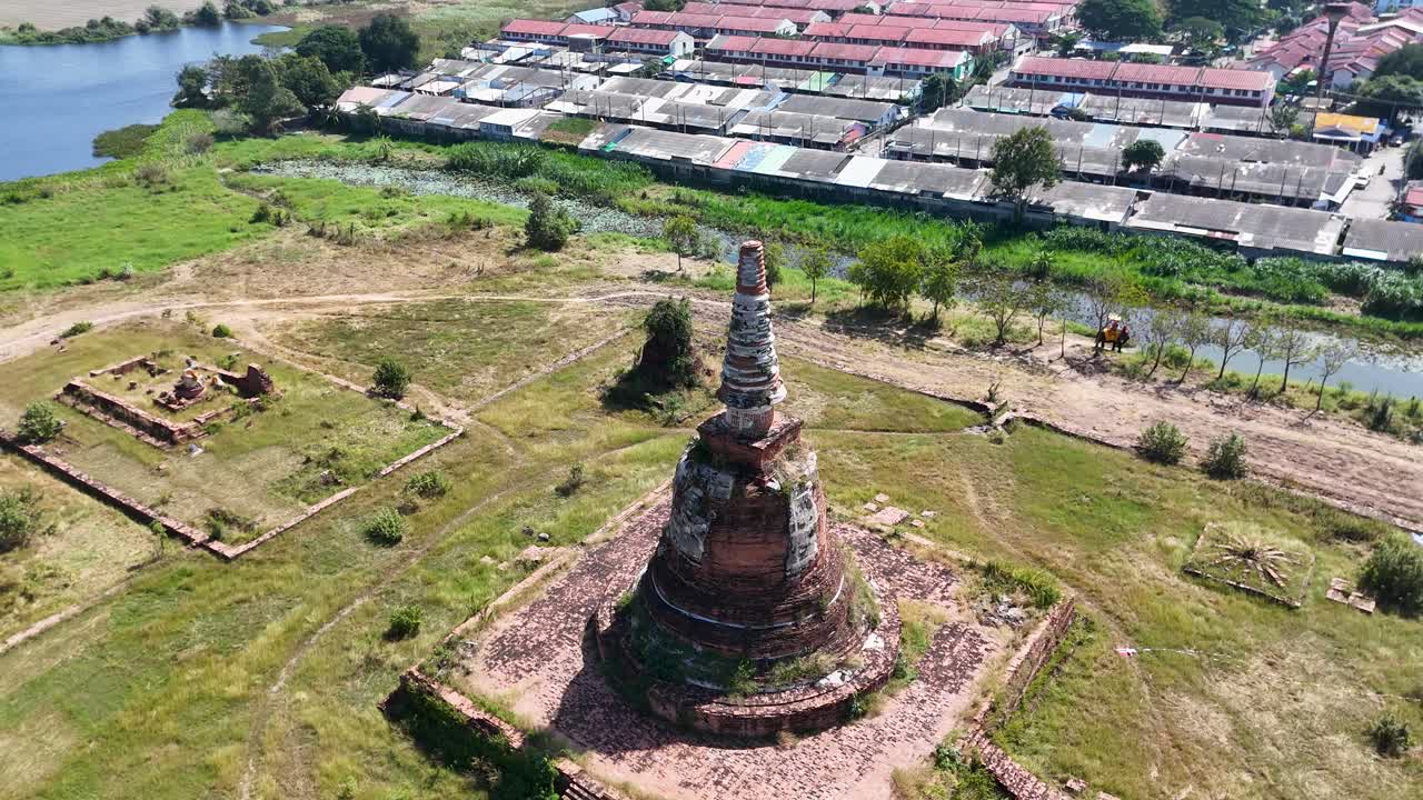 Korkeakulmainen dronekuva taltioi historiallisen tiilisen stupa-raunion kirkkaassa päivänvalossa Thaimaassa
